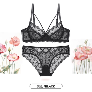 Ensemble lingerie en dentelle florale noire avec détails en mesh et lanières croisées