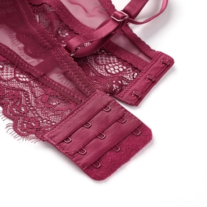 Soutien-gorge push-up en dentelle bordeaux avec fermeture à trois rangées de crochets