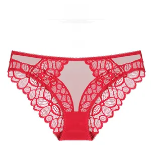 Detail von roten Spitzenhöschen mit V-förmigem Mesh und Wellenkanten an den Säumen