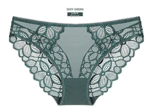 Detailansicht dunkelgrüner Spitzenpanties mit floralen Mustern und Wimpernspitzen-Saum