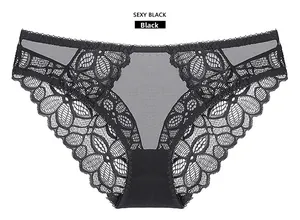 Nahaufnahme der schwarzen florale Spitzenstickerei und transparentem Netz auf sexy Slip
