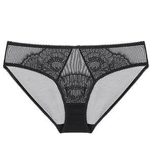 Détail de la dentelle florale noire sur cette culotte pour femme semi-transparente et respirante