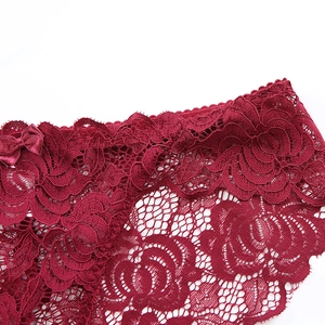 Sexy burgunderrote Spitzenunterwäsche mit Rosenmustern und Satin-Schleife