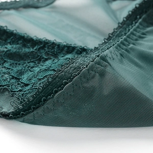 Détail de dentelle florale vert foncé et maille respirante sur cette culotte femme