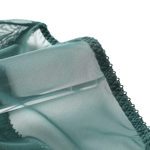 Détail montrant la structure en maille fine et la bordure en dentelle de la culotte verte