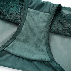 Gros plan de culotte en dentelle vert foncé montrant les détails des coutures