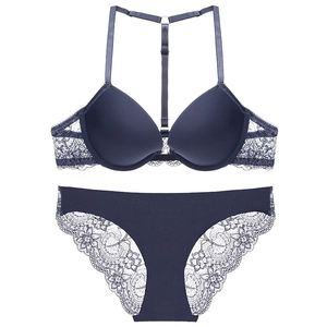 Dunkelblaues Spitzenunterwäsche-Set mit Y-Back-BH und nahtlosem Slip auf weißem Grund