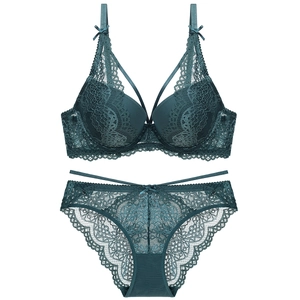Détails macro de l'ensemble de lingerie en dentelle bleu canard avec motifs floraux