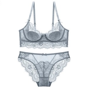 Dessous-Set aus Spitze mit floralem Mesh und Schleifendetail in Hellgrau