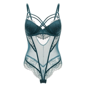 Détail d'un body en dentelle vert foncé avec maille transparente et bonnets à fleurs