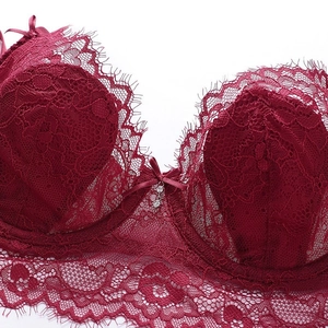 Französischer burgunderroter Spitzen-BH mit Wimpernspitze, Schleife und Strass-Anhänger