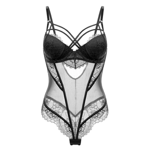 Détails d'un body en dentelle noire et mesh avec bretelles réglables et bonnets à armatures