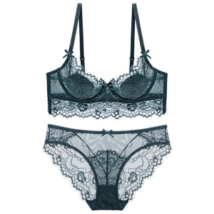 Dunkelgrünes Spitzen-Dessous-Set mit Blumenmuster und transparentem BH auf Weiß