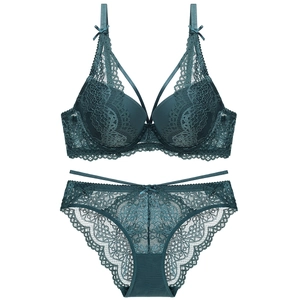Vue détaillée de l'ensemble de lingerie en dentelle bleu-vert avec motifs floraux