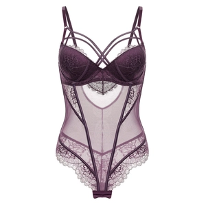 Détails d'un body en dentelle violet foncé avec empiècements en mesh et motifs floraux fins