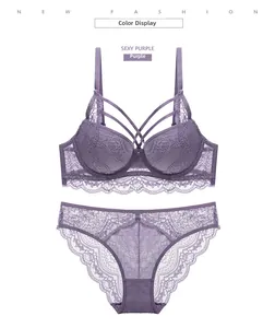 Détail d'un ensemble de lingerie en dentelle violette sexy avec broderie florale