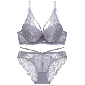 Détails de l'ensemble de lingerie en dentelle lavande avec broderie et nœuds sur le soutien-gorge