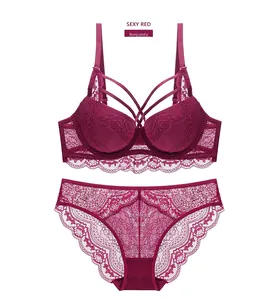 Détail de l'ensemble lingerie en dentelle bordeaux avec bretelles croisées et maille fleurie