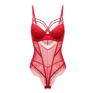 Vue détaillée du body en dentelle rouge et mesh avec broderie florale sophistiquée