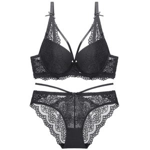 Détails de l'ensemble lingerie en dentelle noire avec soutien-gorge pigeonnant
