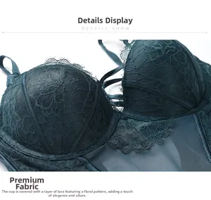 Gros plan d'un body en dentelle vert foncé montrant des motifs floraux et du mesh