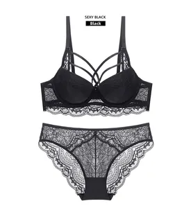 Détail d'un ensemble de lingerie en dentelle noire avec bonnets à fleurs et lanières