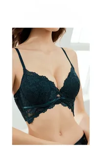 Détail d'un soutien-gorge en dentelle vert forêt avec broderie florale et lanières