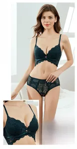 Détails de l'ensemble de lingerie en dentelle bleu canard avec broderies florales