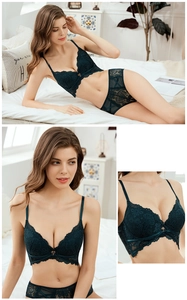 Détail d'un ensemble de soutien-gorge push-up en dentelle vert foncé avec motif floral chic