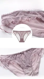 Primer plano detallado de bragas de encaje francés con tejido de malla y lazo decorativo