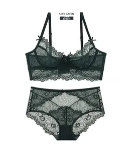Détails d'un ensemble de lingerie en dentelle vert foncé avec motif floral