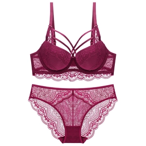 Ensemble de lingerie en dentelle bordeaux avec soutien-gorge à brides et culotte florale