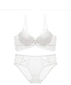 Détail d'un ensemble de lingerie en dentelle blanche avec boucle en T et tissu résille