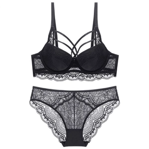 Ensemble lingerie sexy en dentelle noire avec soutien-gorge push-up et culotte assortie