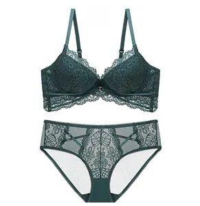 Détails d'un ensemble lingerie dentelle vert émeraude avec broderie florale