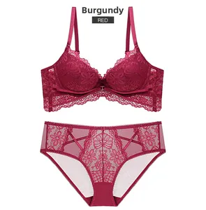 Ensemble de lingerie en dentelle bordeaux avec soutien-gorge push-up et culotte