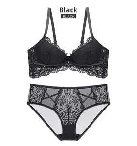 Détail à plat d'un ensemble de lingerie en dentelle noire avec broderie florale