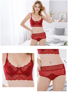 Détail d'un ensemble de lingerie en dentelle rouge avec soutien-gorge et culotte