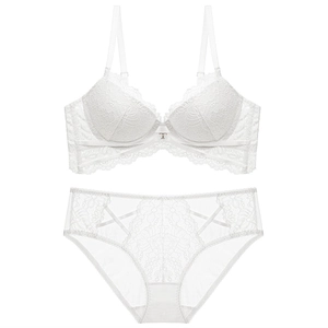 Ensemble de lingerie élégante en dentelle blanche avec soutien-gorge push-up et culotte