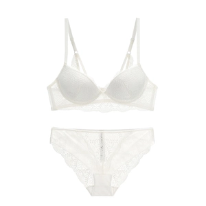 Ensemble de lingerie en dentelle blanche avec soutien-gorge et culotte assortie