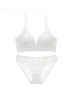 Detailansicht eines weißen floralen Spitzen-Lingerie-Sets mit bügellosem BH und Slip