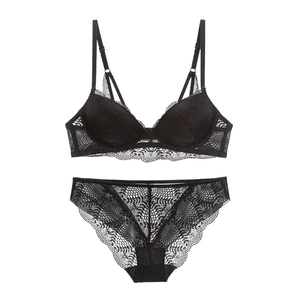 Vue détaillée d'un ensemble de lingerie en dentelle noire avec motifs floraux et tulle