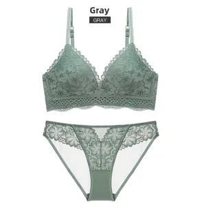 Detailansicht der feinen floralen Spitzenstrukturen des grauen Dessous-Sets ohne Bügel