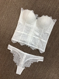 Détails du bustier en dentelle florale blanche et string assorti avec bordures en dentelle