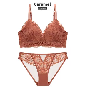 Detailansicht eines karamellfarbenen Spitzen-Dessous-Sets mit floralem Mesh-Design