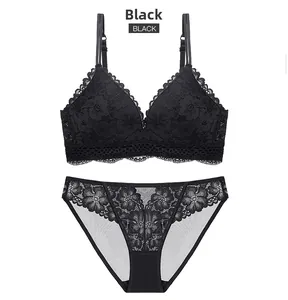 Detailansicht eines schwarzen Spitzen-Dessous-Sets mit V-Ausschnitt-BH ohne Bügel