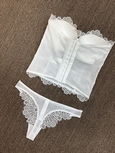 Vue détaillée du body en dentelle blanche avec agrafes frontales et détails en mesh