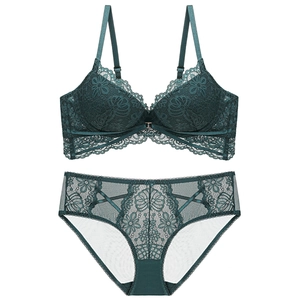 Ensemble lingerie en dentelle vert foncé avec soutien-gorge push-up et culotte assortie