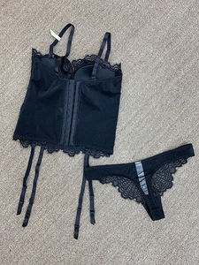 Ensemble de lingerie en dentelle noire avec haut de style corset, jarretelles et string