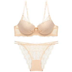 Ensemble lingerie en dentelle avec soutien-gorge push-up en V et culotte fleurie beige